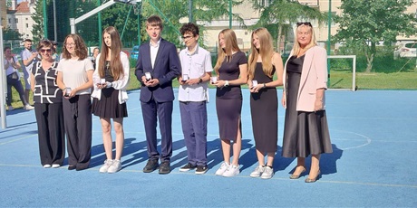 Powiększ grafikę: pozegnanie-absolwentow-szkoly-705942.jpg