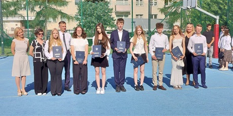 Powiększ grafikę: pozegnanie-absolwentow-szkoly-705943.jpg
