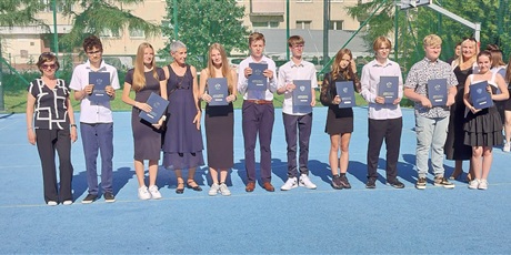 Powiększ grafikę: pozegnanie-absolwentow-szkoly-705944.jpg