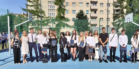 Powiększ grafikę: pozegnanie-absolwentow-szkoly-705945.jpg