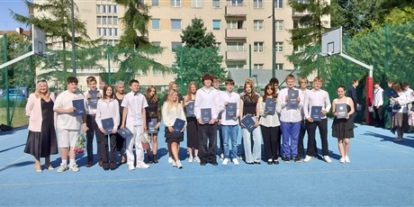 Powiększ grafikę: pozegnanie-absolwentow-szkoly-705946.jpg