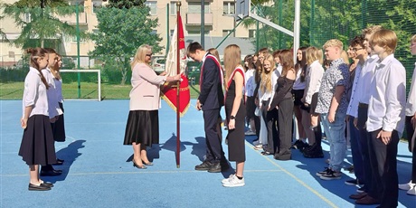 Powiększ grafikę: pozegnanie-absolwentow-szkoly-705958.jpg