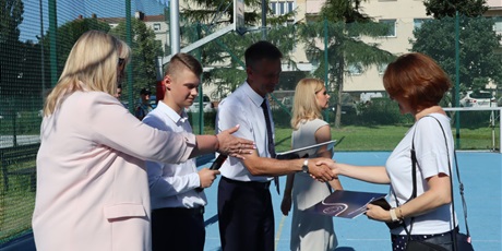 Powiększ grafikę: pozegnanie-absolwentow-szkoly-705966.jpg