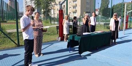 Powiększ grafikę: pozegnanie-absolwentow-szkoly-705968.jpg