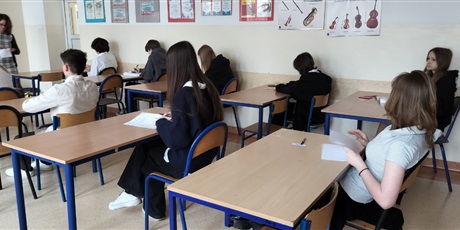 Powiększ grafikę: probny-egzamin-osmoklasisty-w-naszej-szkole-679949.jpg