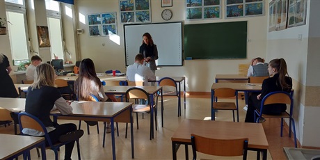 Powiększ grafikę: probny-egzamin-osmoklasisty-w-naszej-szkole-679951.jpg