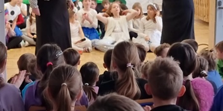 Powiększ grafikę: przedstawienie-swietlicowe-rady-na-bezpieczne-ferie-670546.jpg