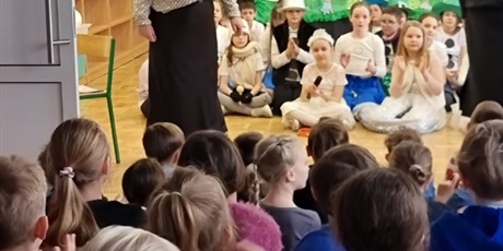 Powiększ grafikę: przedstawienie-swietlicowe-rady-na-bezpieczne-ferie-670547.jpg