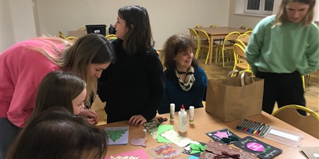 Powiększ grafikę: rodzinne-warsztaty-tworzenia-kartek-swiatecznych-664340.jpg