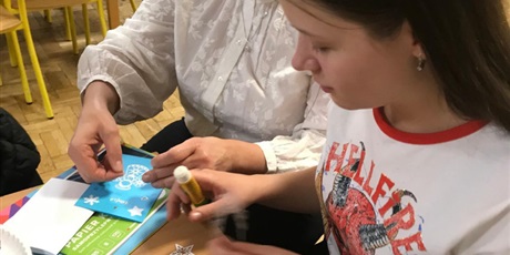 Powiększ grafikę: rodzinne-warsztaty-tworzenia-kartek-swiatecznych-664351.jpg