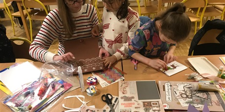 Powiększ grafikę: rodzinne-warsztaty-tworzenia-kartek-swiatecznych-664364.jpg