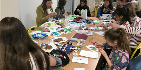 Powiększ grafikę: rodzinne-warsztaty-tworzenia-kartek-swiatecznych-664365.jpg