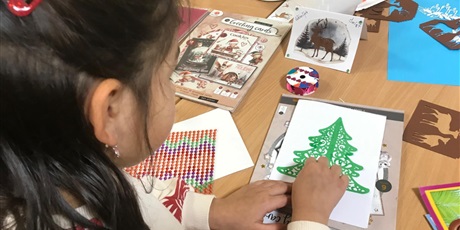 Powiększ grafikę: rodzinne-warsztaty-tworzenia-kartek-swiatecznych-664366.jpg