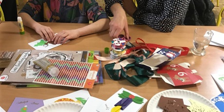 Powiększ grafikę: rodzinne-warsztaty-tworzenia-kartek-swiatecznych-664368.jpg