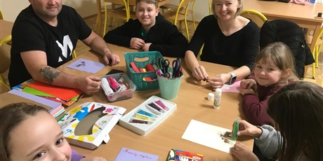 Powiększ grafikę: rodzinne-warsztaty-tworzenia-kartek-swiatecznych-664373.jpg