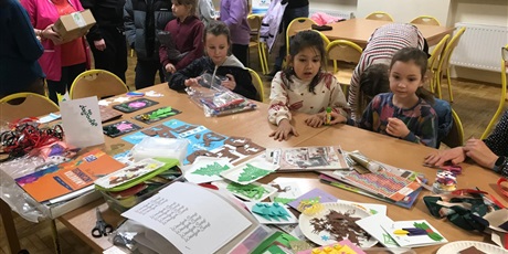 Powiększ grafikę: rodzinne-warsztaty-tworzenia-kartek-swiatecznych-664374.jpg