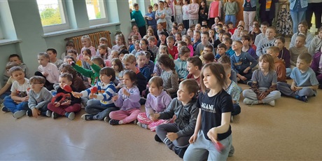 Powiększ grafikę: spektakle-charytatywne-teatru-grajart-w-naszej-szkole-695555.jpg