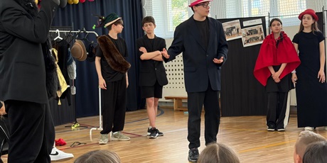 Powiększ grafikę: spektakle-charytatywne-teatru-grajart-w-naszej-szkole-695569.jpg