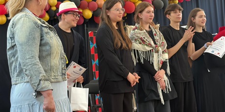 Powiększ grafikę: spektakle-charytatywne-teatru-grajart-w-naszej-szkole-695583.jpg