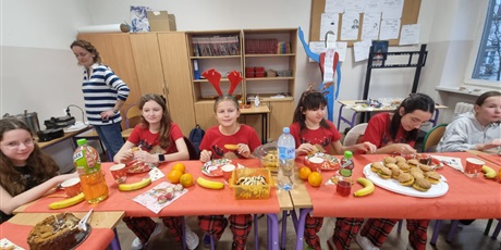 Powiększ grafikę: swiateczna-atmosfera-w-klasach-wigilie-klasowe-667226.jpg