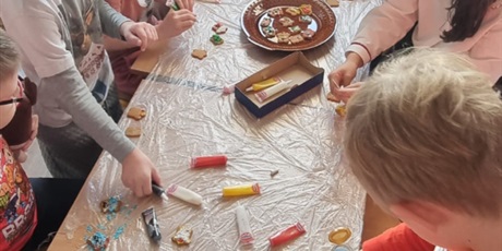 Powiększ grafikę: swiateczna-atmosfera-w-klasach-wigilie-klasowe-667236.jpg