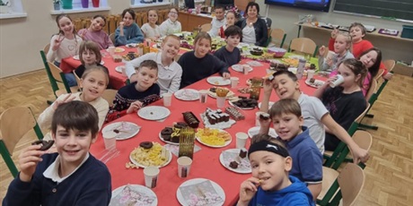 Powiększ grafikę: swiateczna-atmosfera-w-klasach-wigilie-klasowe-667241.jpg