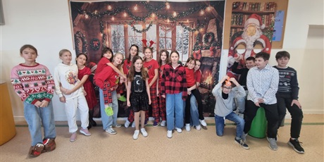 Powiększ grafikę: swiateczna-atmosfera-w-klasach-wigilie-klasowe-667246.jpg