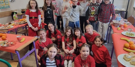 Powiększ grafikę: swiateczna-atmosfera-w-klasach-wigilie-klasowe-667247.jpg