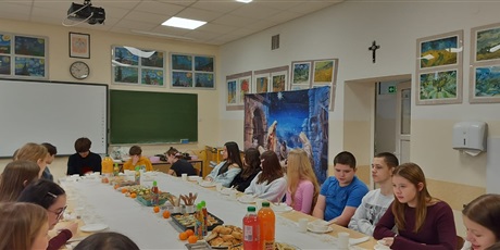 Powiększ grafikę: swiateczna-atmosfera-w-klasach-wigilie-klasowe-667252.jpg