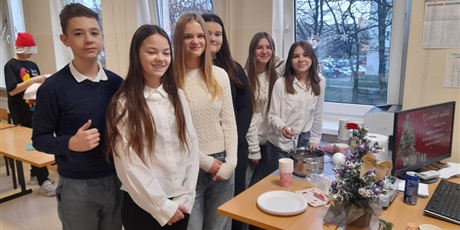 Powiększ grafikę: swiateczna-atmosfera-w-klasach-wigilie-klasowe-667283.jpg