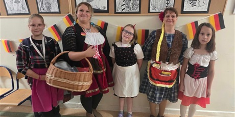 Powiększ grafikę: szkolny-oktoberfest-716650.jpg