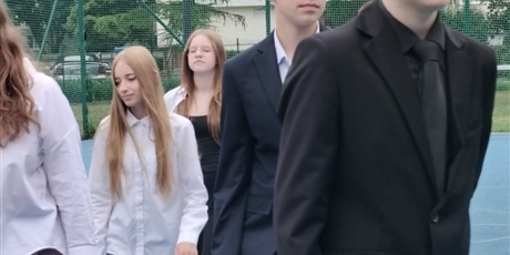 Powiększ grafikę: uroczyste-zakonczenie-roku-szkolnego-klas-osmych-630109.jpg