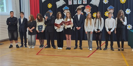 Powiększ grafikę: uroczyste-zakonczenie-roku-szkolnego-klas-osmych-630118.jpg