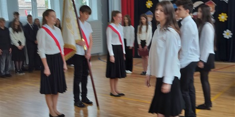 Powiększ grafikę: uroczyste-zakonczenie-roku-szkolnego-klas-osmych-630151.jpg