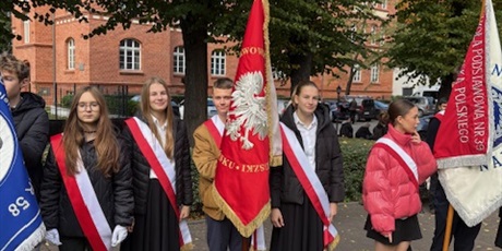Powiększ grafikę: uroczystosc-przy-plycie-pomordowanych-nauczycieli-648155.jpg