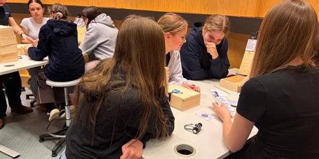 Powiększ grafikę: viia-odwiedzila-cn-experyment-679524.jpg