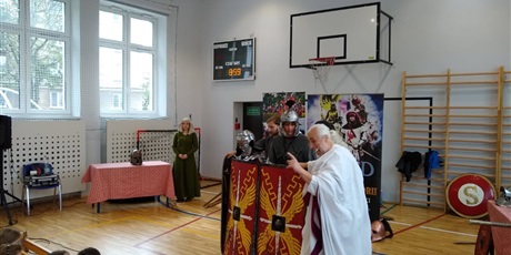 Powiększ grafikę: w-swiecie-grekow-i-rzymian-625576.jpg