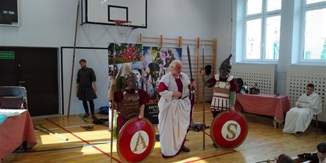 Powiększ grafikę: w-swiecie-grekow-i-rzymian-625577.jpg