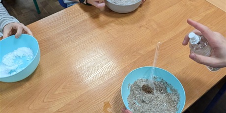 Powiększ grafikę: warsztaty-chemiczne-zapachy-swiat-668935.jpg