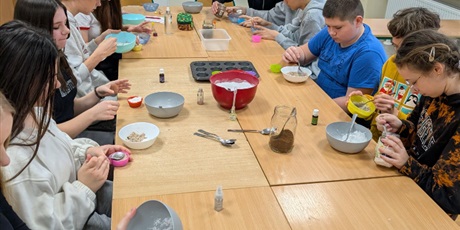 Powiększ grafikę: warsztaty-chemiczne-zapachy-swiat-668939.jpg