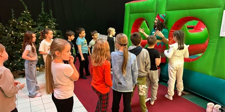 Powiększ grafikę: wizyta-w-wielkiej-fabryce-elfow-662640.jpg