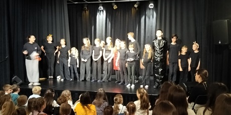 Powiększ grafikę: wyjscie-6a-do-teatru-na-spektakl-gwiazda-zyczen-626358.jpg