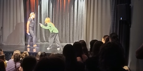 Powiększ grafikę: wyjscie-6a-do-teatru-na-spektakl-gwiazda-zyczen-626369.jpg