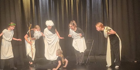 Powiększ grafikę: wyjscie-6a-do-teatru-na-spektakl-gwiazda-zyczen-626378.jpg