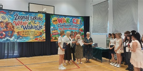 Powiększ grafikę: zakonczenie-roku-szkolnego-klas-0-7-705973.jpg