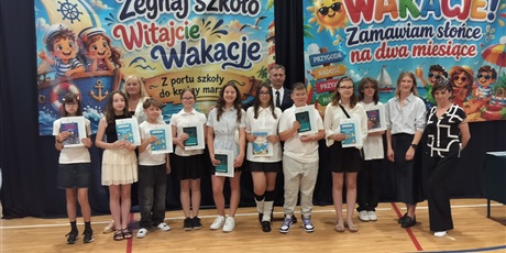 Powiększ grafikę: zakonczenie-roku-szkolnego-klas-0-7-705980.jpg