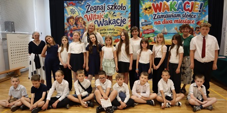 Powiększ grafikę: zakonczenie-roku-szkolnego-klas-0-7-705986.jpg
