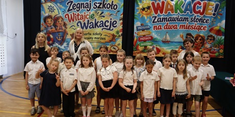 Powiększ grafikę: zakonczenie-roku-szkolnego-klas-0-7-705992.jpg