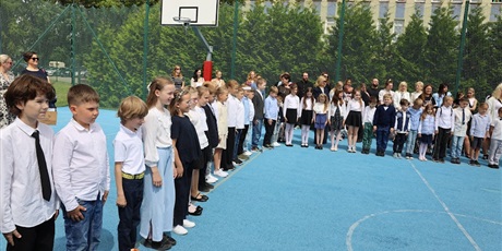 Powiększ grafikę: zakonczenie-roku-szkolnego-klas-1-3-634743.jpg