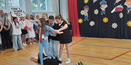 Powiększ grafikę: zakonczenie-roku-szkolnego-klas-iv-vii-630342.jpg